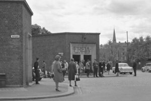 This vintage image appears to show Norwegians outside the Freia candy factory hoping to snag a Lohengrin chocolate bar.
