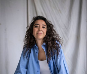 9B9Dy1mY.jpg Mezzo soprano and novelist Indyana Schneider