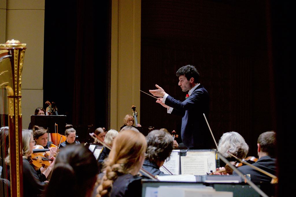 Chicago Symphony Orchestra Names Robert Kahn Assistant Conductor