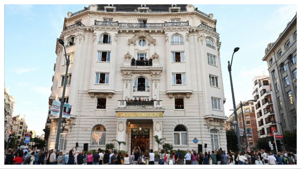 Bilbao Opera Chorus Stages Surprise Public Performance at Hotel Carlton