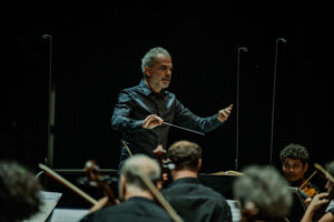 Maestro Vassilis Christopoulos with GNO Orchestra_photo A. Simopoulos (4)